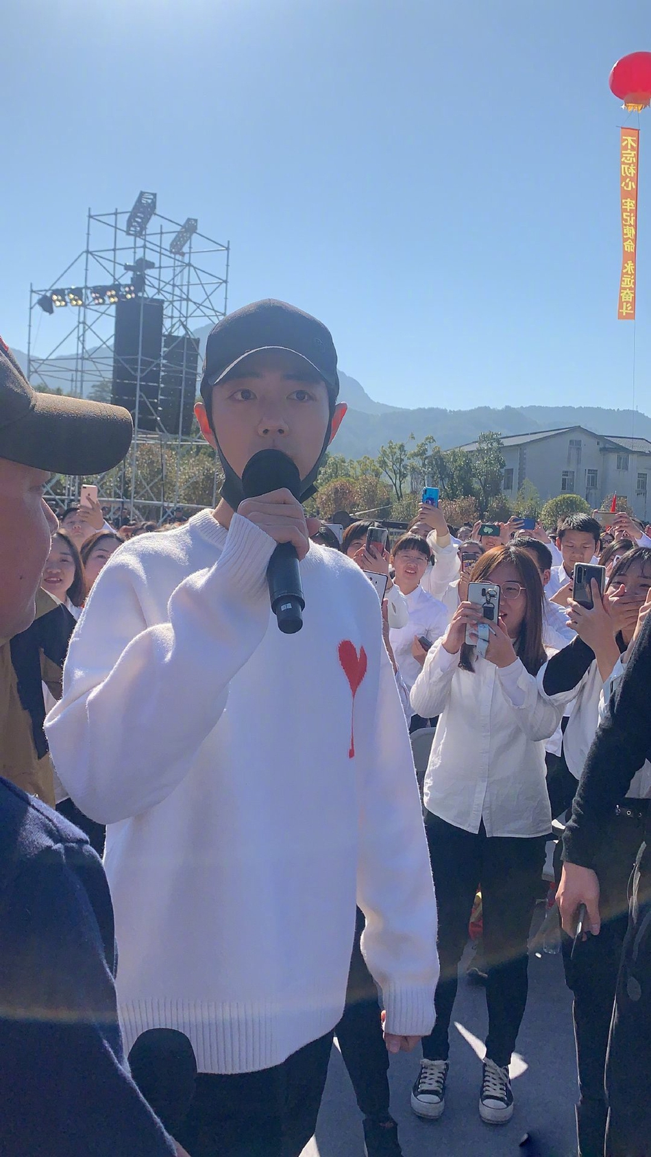 肖战录制央视"心连心"活动 穿白色爱心毛衣笑容甜