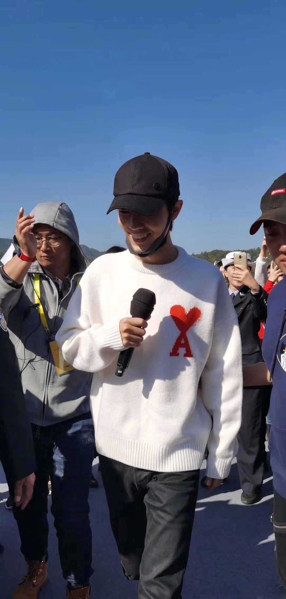 肖战录制央视"心连心"活动 穿白色爱心毛衣笑容甜