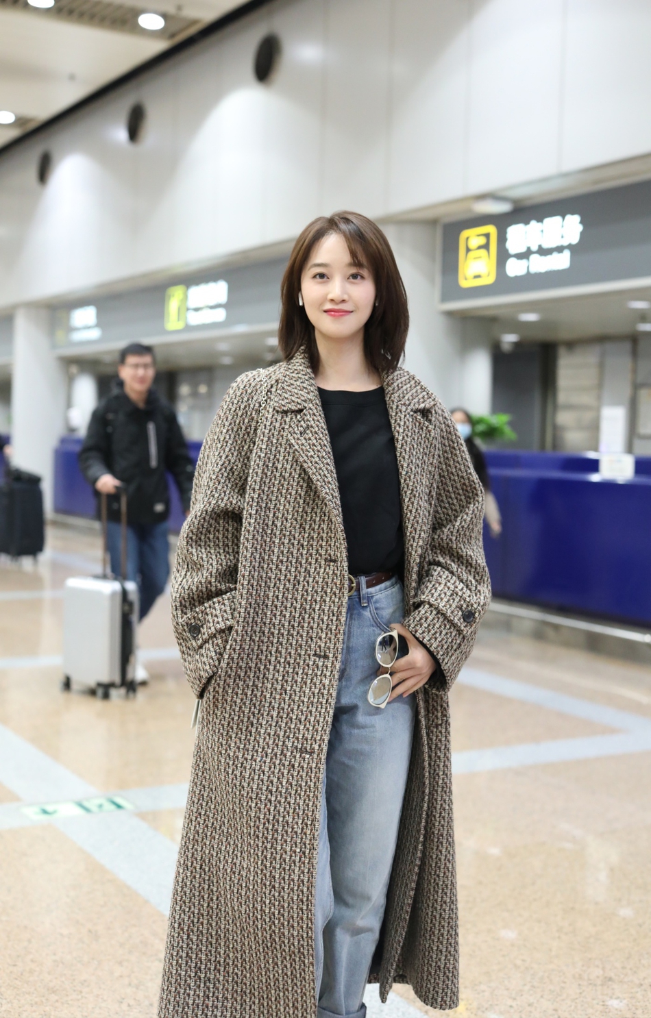 蓝盈莹妆容清透灵气足 墨镜挂裤兜上太新潮