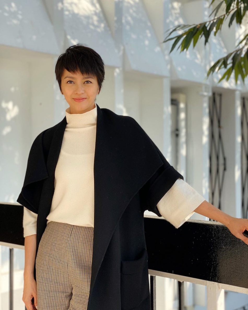 梁咏琪职场风大片秀优越比例 脚踩细高跟露美腿气场强