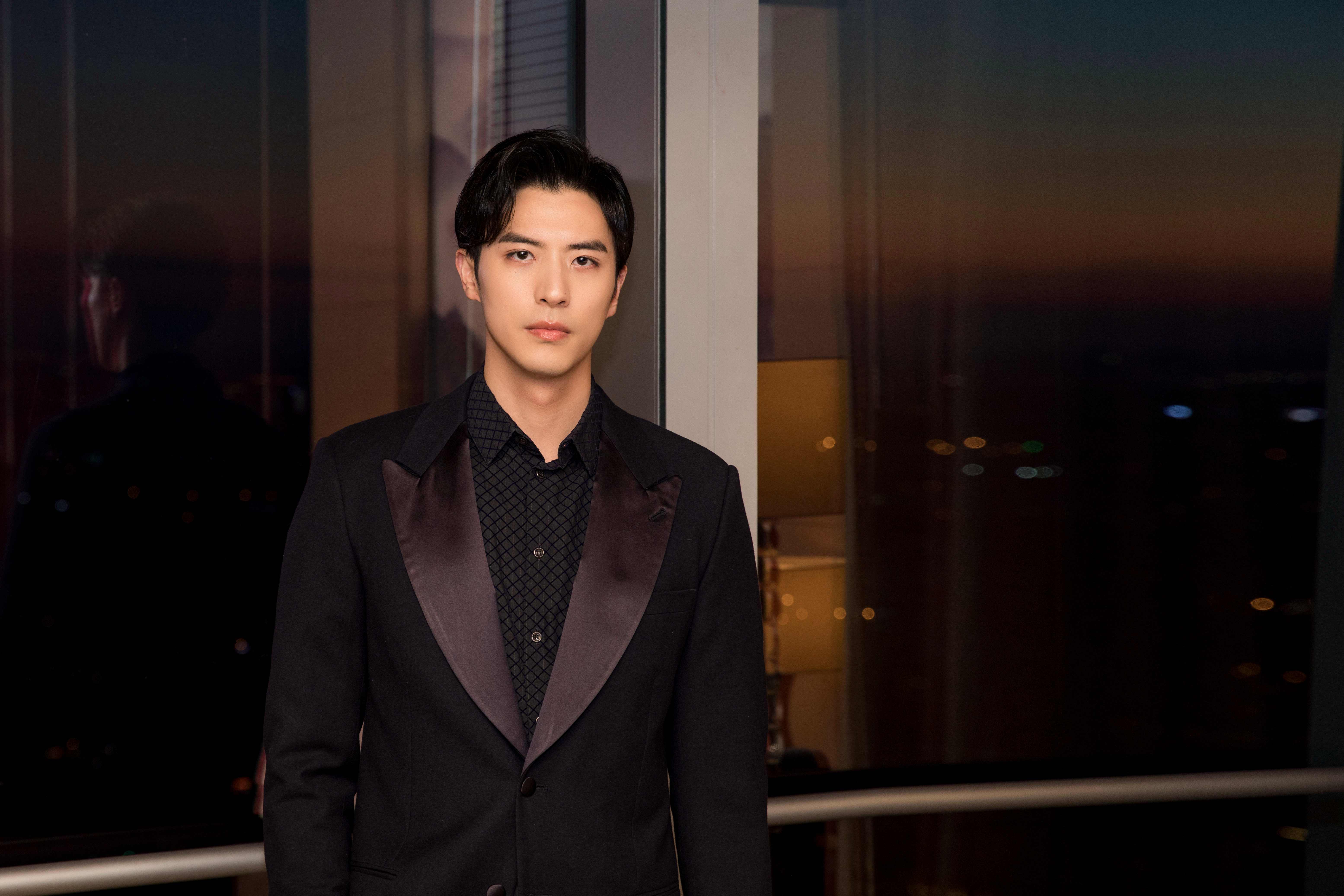 徐开骋身着黑色翻领正装亮相展多面气质