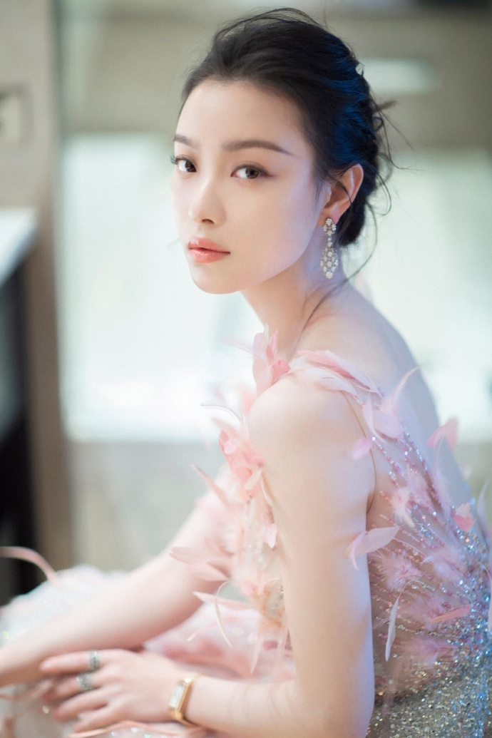 倪妮穿粉色羽毛裙似优雅天鹅 表情活泼灵动_娱乐频道_中国青年网