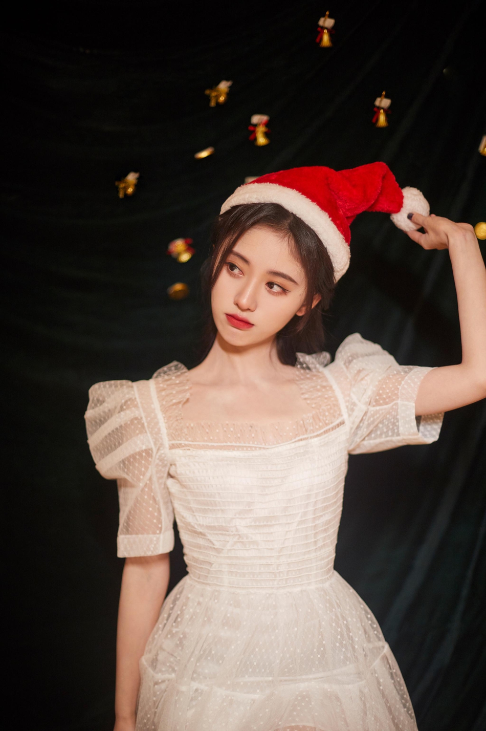 鞠婧祎戴鹿角头饰拍圣诞节写真 身穿蕾丝纱裙上演锁骨杀