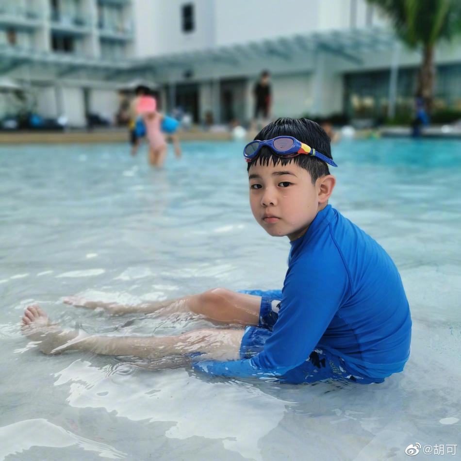 胡可分享儿子近照 安吉胖了小鱼儿没撕开糖纸快哭了