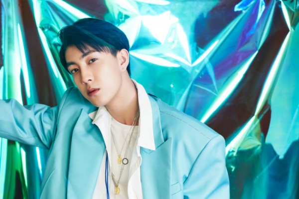 代云帆穿亮色西装拍写真个性时尚男友感超强