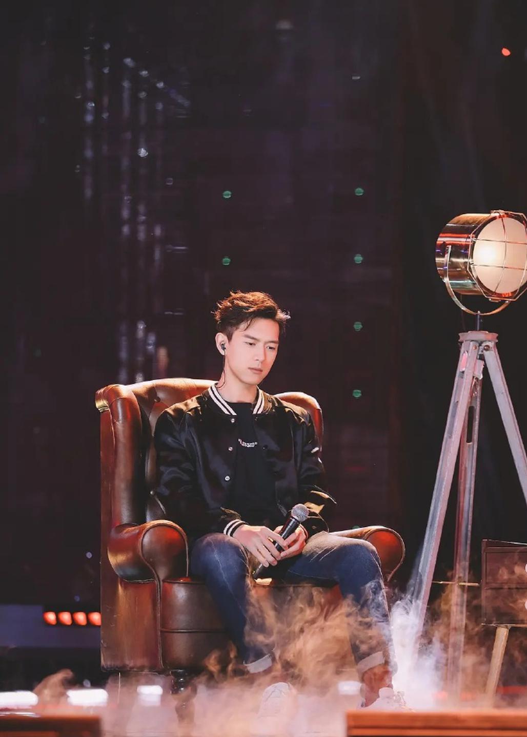 李现跨年晚会彩排照曝光 坐台上深情献唱九头身超吸睛