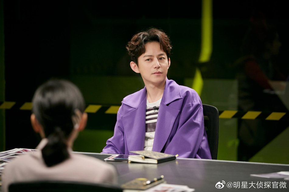 何炅紫色风衣搭面具气质神秘 化身"何艺术"认真探案