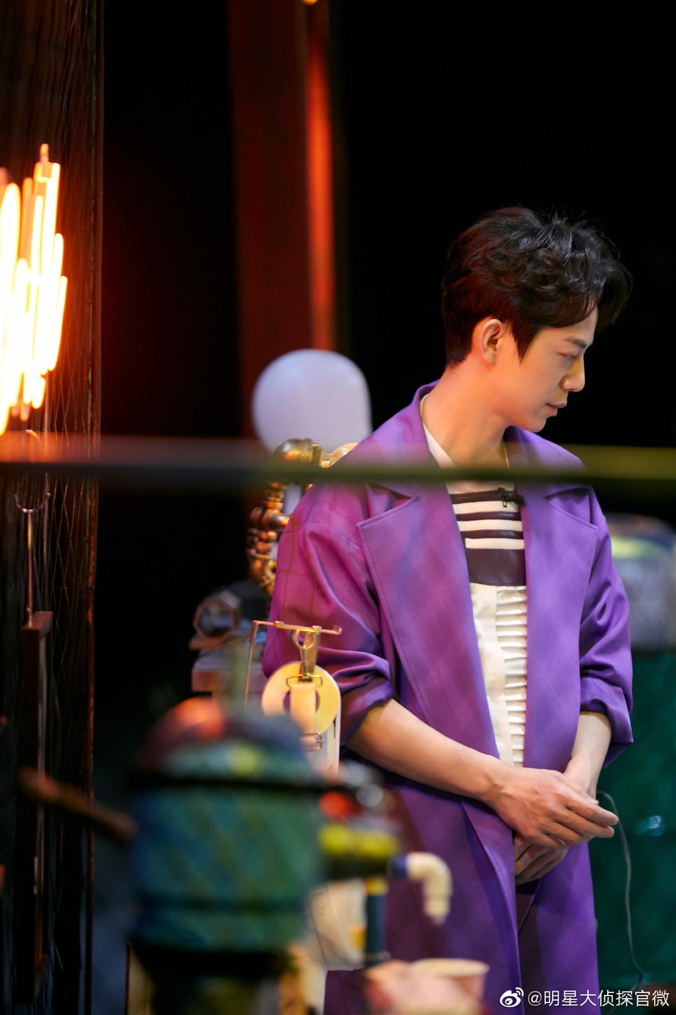 何炅紫色风衣搭面具气质神秘 化身"何艺术"认真探案