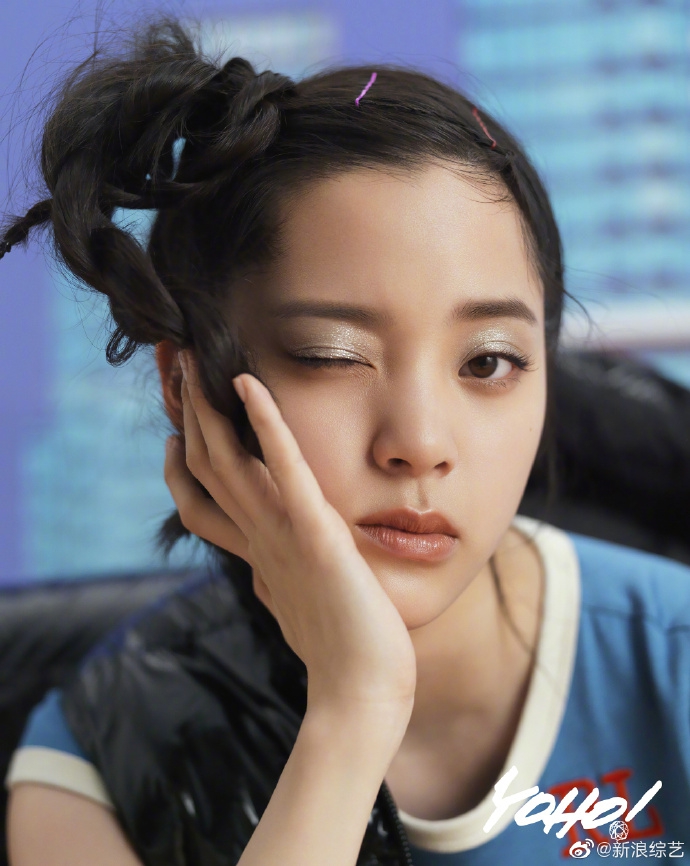 欧阳娜娜涂银色眼影变身复古少女头戴彩色发夹鬼马俏皮