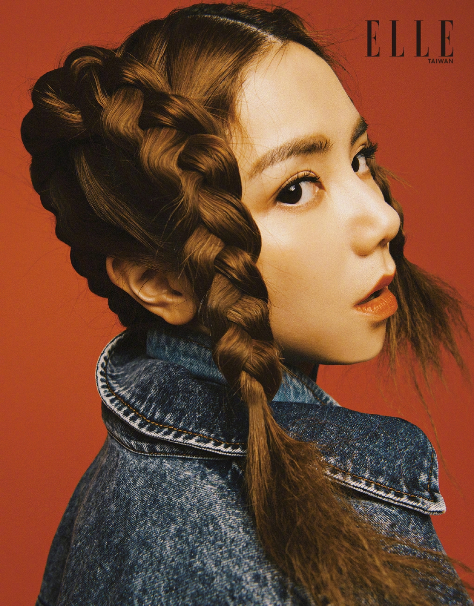 邓紫棋顶夸张麻花辫造型拍写真穿吊带背心秀上围