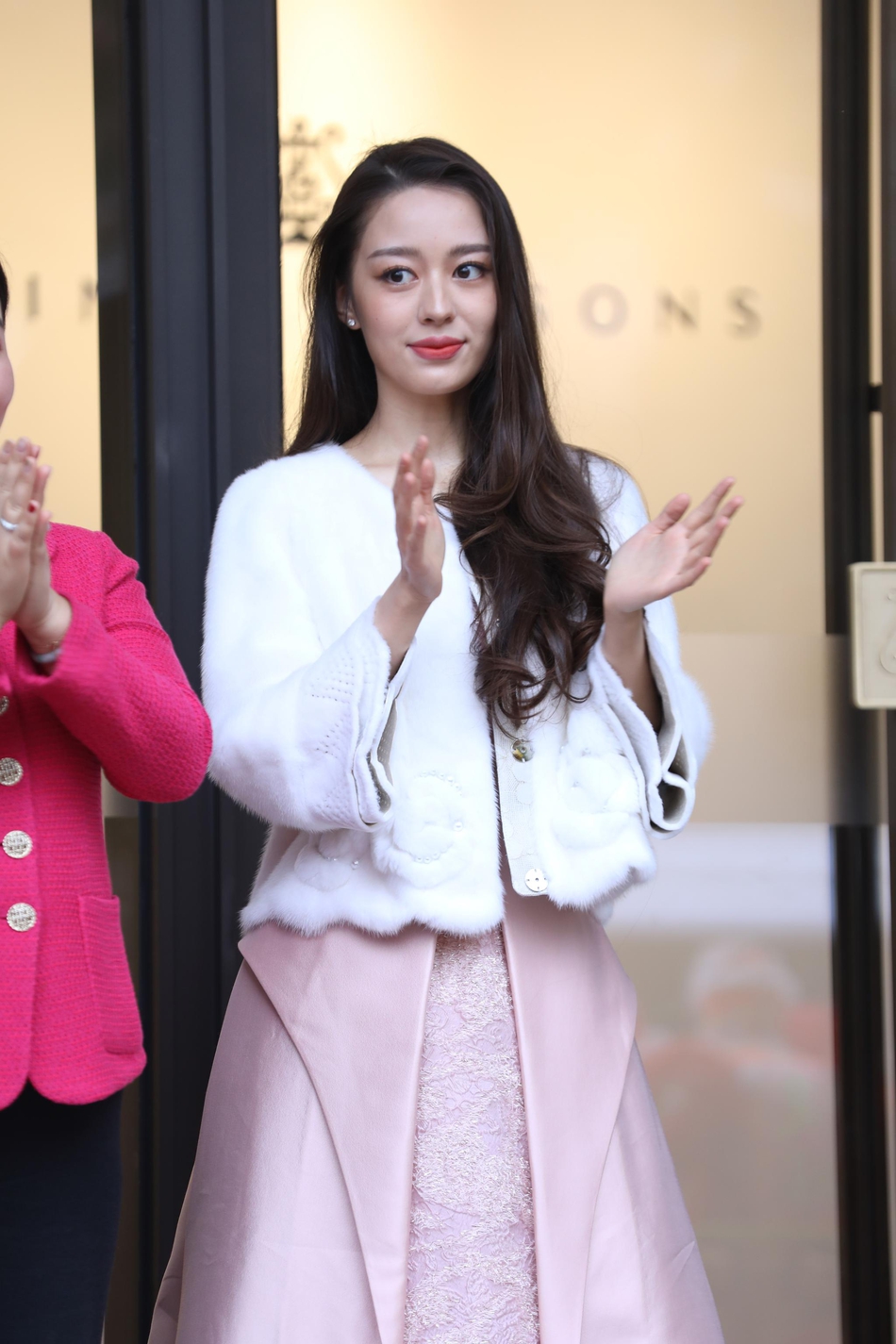 郎朗爱妻吉娜出席活动 穿露肩礼服身材超棒_娱乐频道_中国青年网