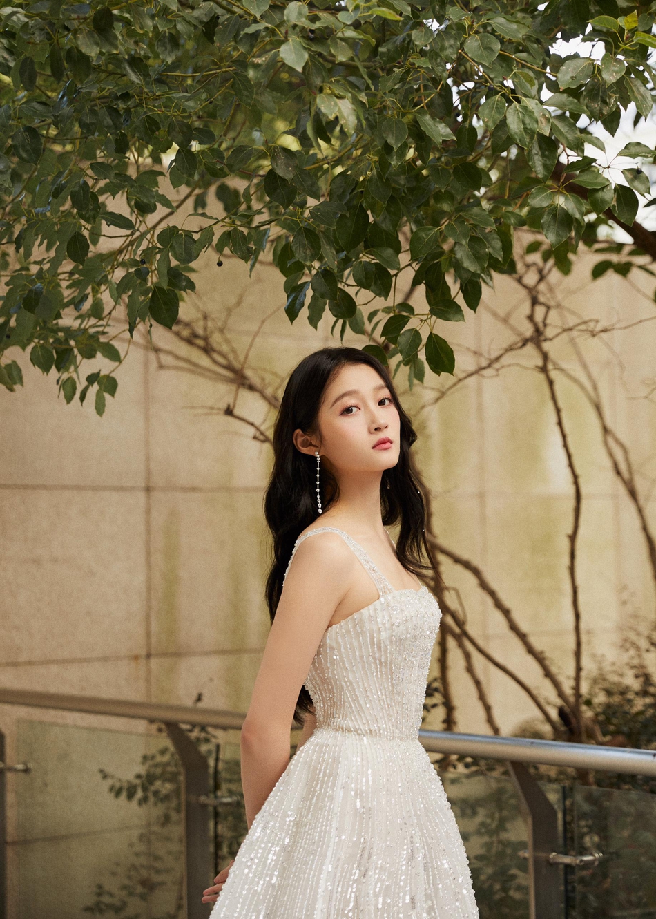 关晓彤公主裙亮相俏丽迷人