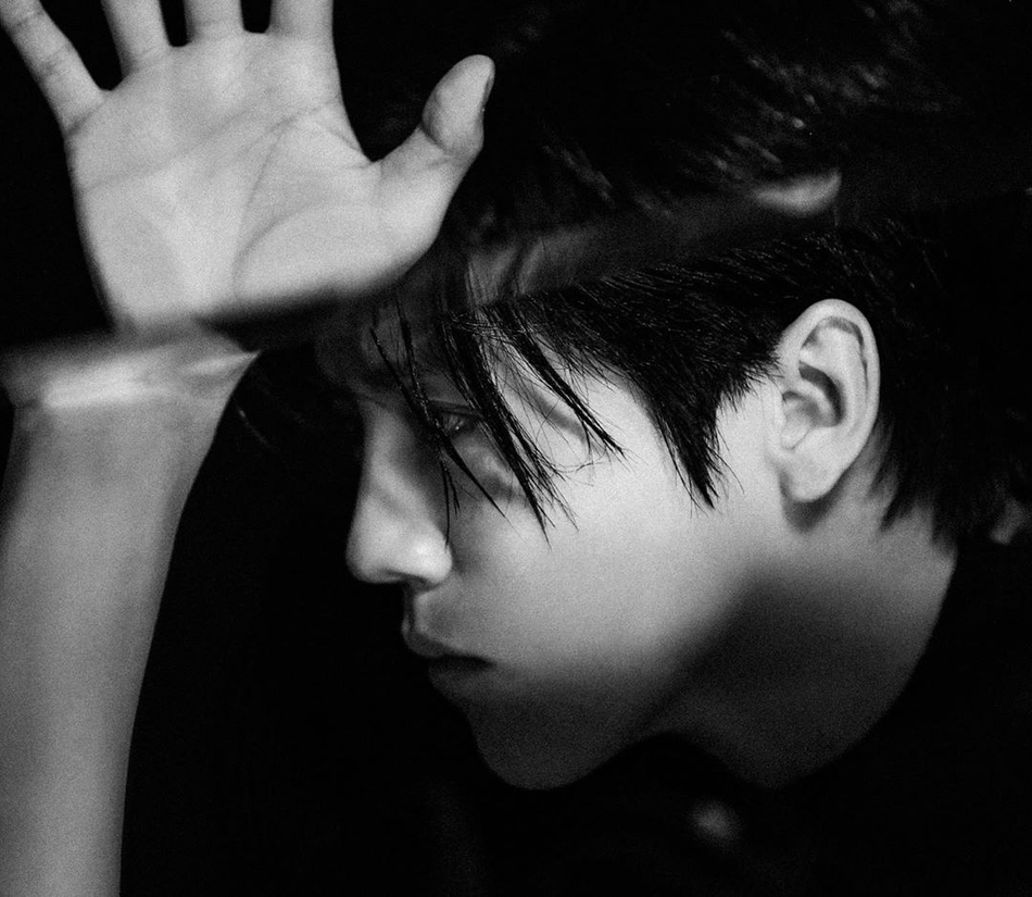 鹿晗晒湿发黑白写真帅照 颜值抗打少年感十足