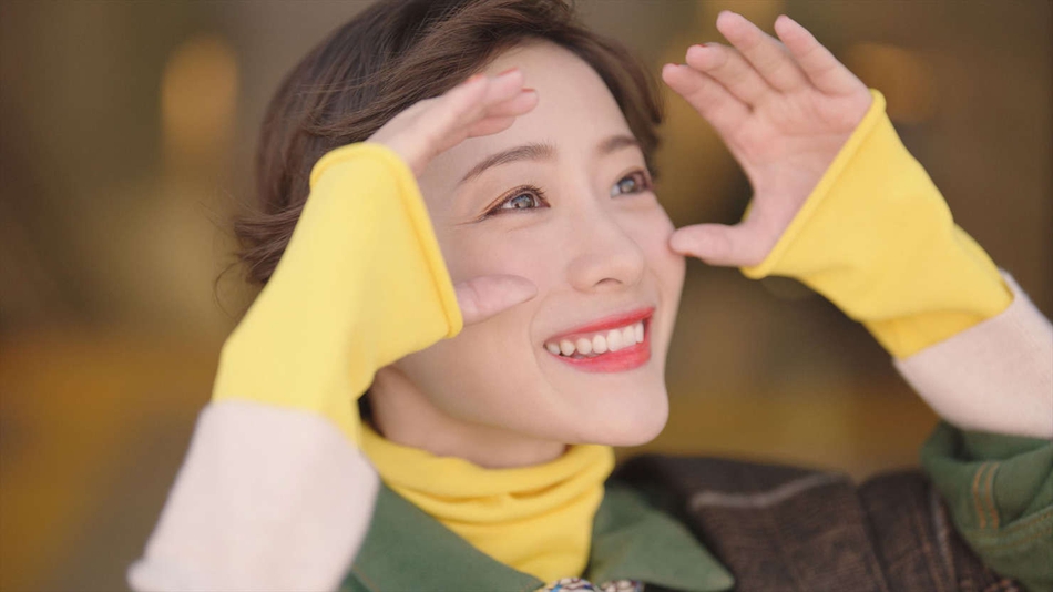 石原里美拍摄东京地铁广告品尝特色菜表情幸福洋溢