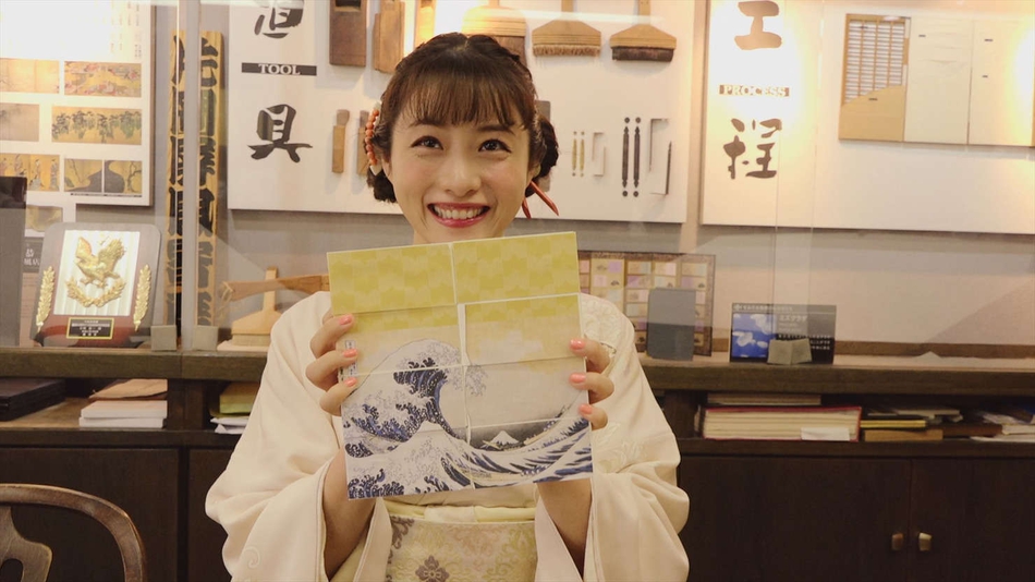 石原里美拍摄东京地铁广告 品尝特色菜表情幸福洋溢