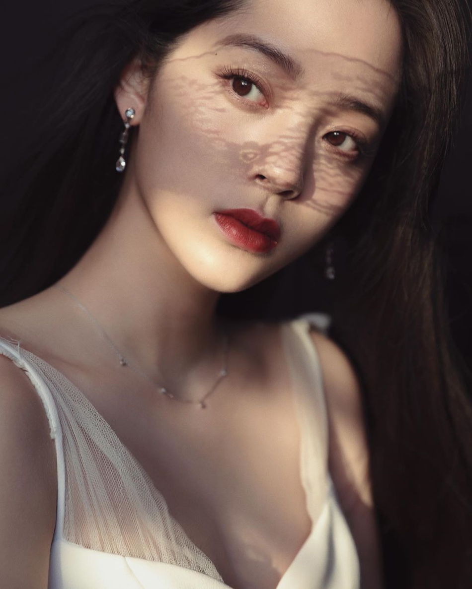 欧阳娜娜穿露背鱼尾裙秀香肩 红唇妆容优雅妩媚_娱乐频道_中国青年网