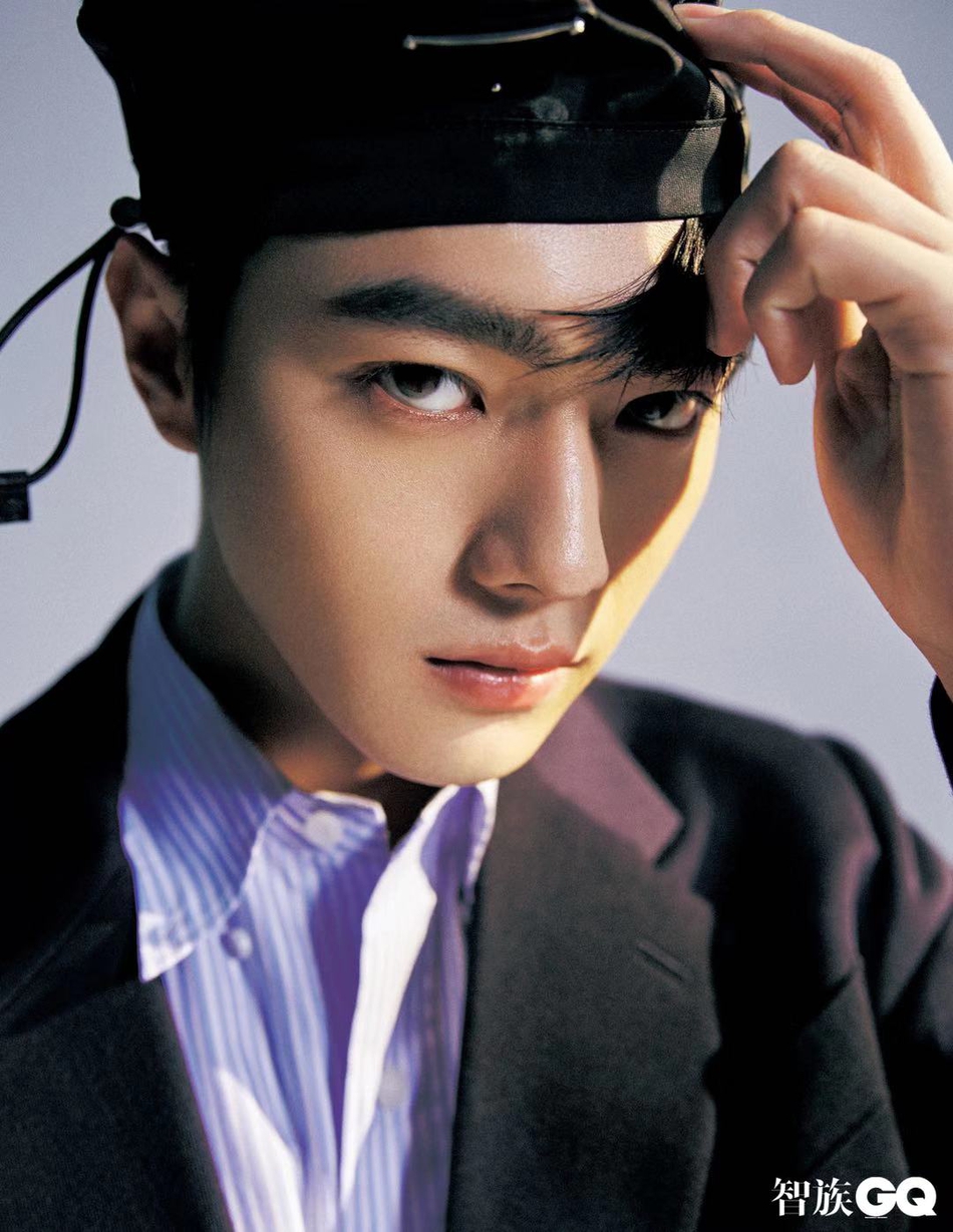 许凯油头造型登时尚杂志 瘦身后脸颊棱角分明展现摩登魅力