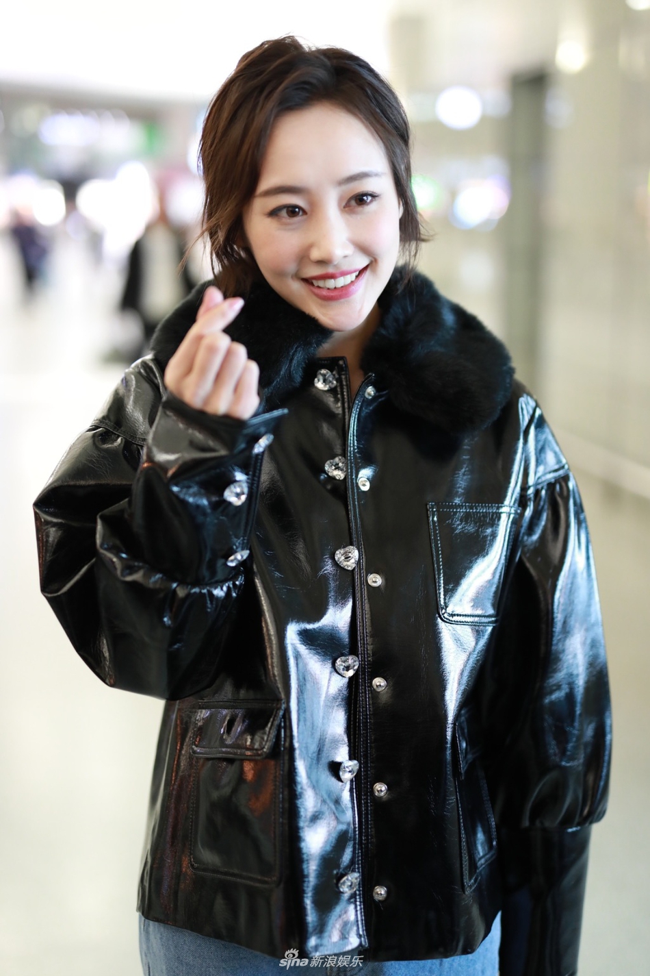 李纯穿复古皮夹克 拎珠串手袋可爱比v甜笑