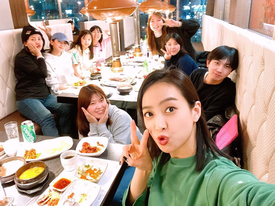 宋茜穿清爽绿衣晒聚餐自拍 比耶嘟嘴卖萌不停_娱乐频道_中国青年网