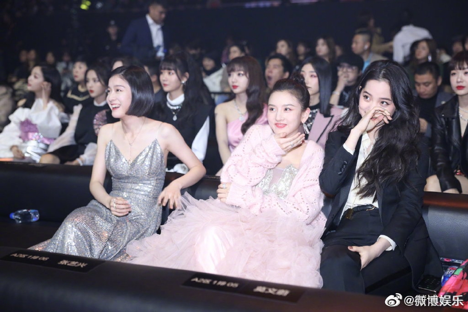 欧阳娜娜宋祖儿张雪迎获奖拿奖杯互相干杯