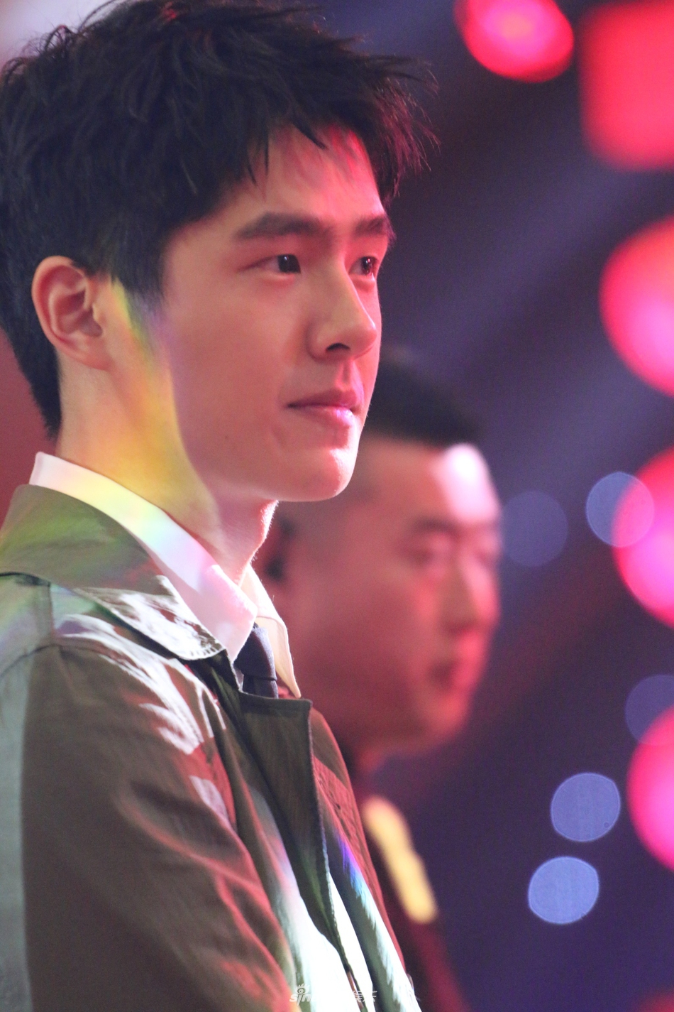 唐探家族学广场舞大妈合影逗趣 "强肖昊"还原护士装