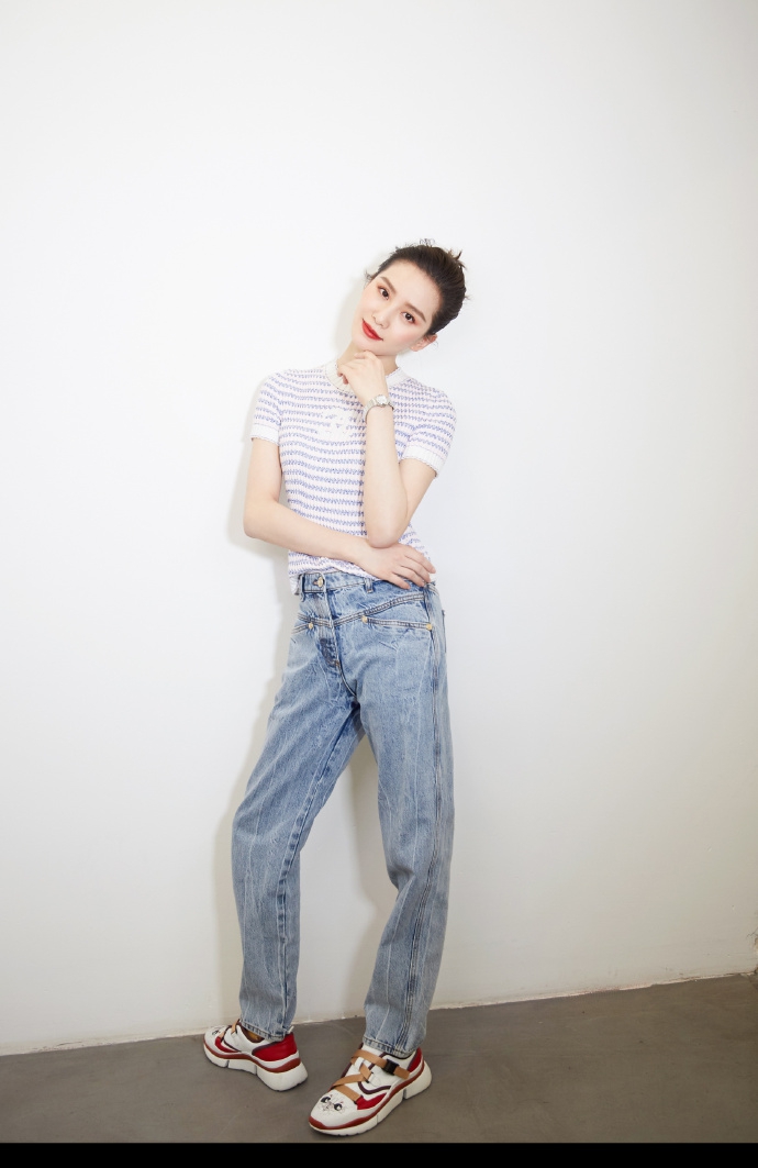 刘诗诗近照扎丸子头减龄活泼 浅浅一笑眼波温