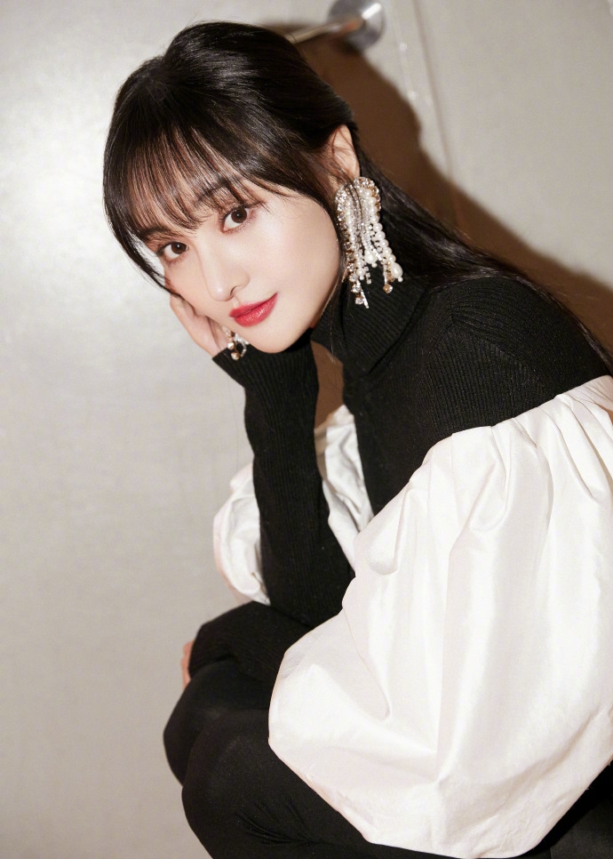 郑爽戴珍珠耳饰灵动可人 着黑白灯笼袖裙装显