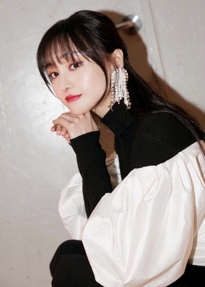 郑爽戴珍珠耳饰灵动可人 着黑白灯笼袖裙装显