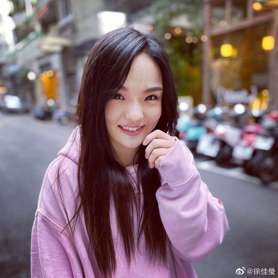 徐佳莹歌手云录制现场曝光 伫立台中宛若白月光清新恬静