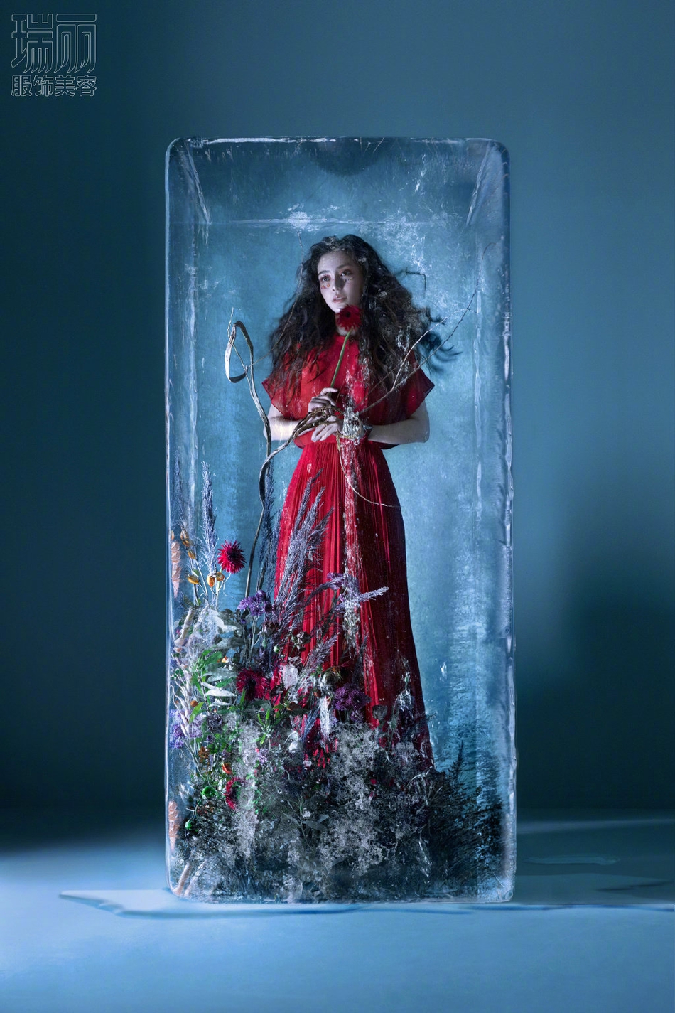 baby冰封大片梦幻十足一袭红裙极具魅惑力