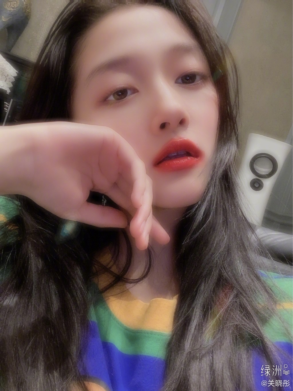 关晓彤绿洲晒九宫格自拍 发丝凌乱红唇娇艳欲滴