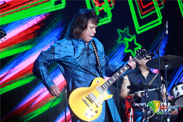 电吉他火力全开魅力挡不住 演唱会引大合唱嗨翻全场_娱乐频道_中国