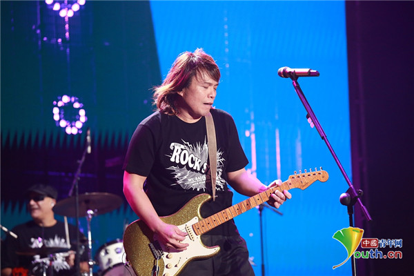 电吉他火力全开魅力挡不住 演唱会引大合唱嗨翻全场_娱乐频道_中国