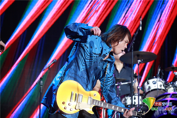 伍佰手弹电吉他火力全开魅力挡不住 演唱会引大合唱嗨翻全场