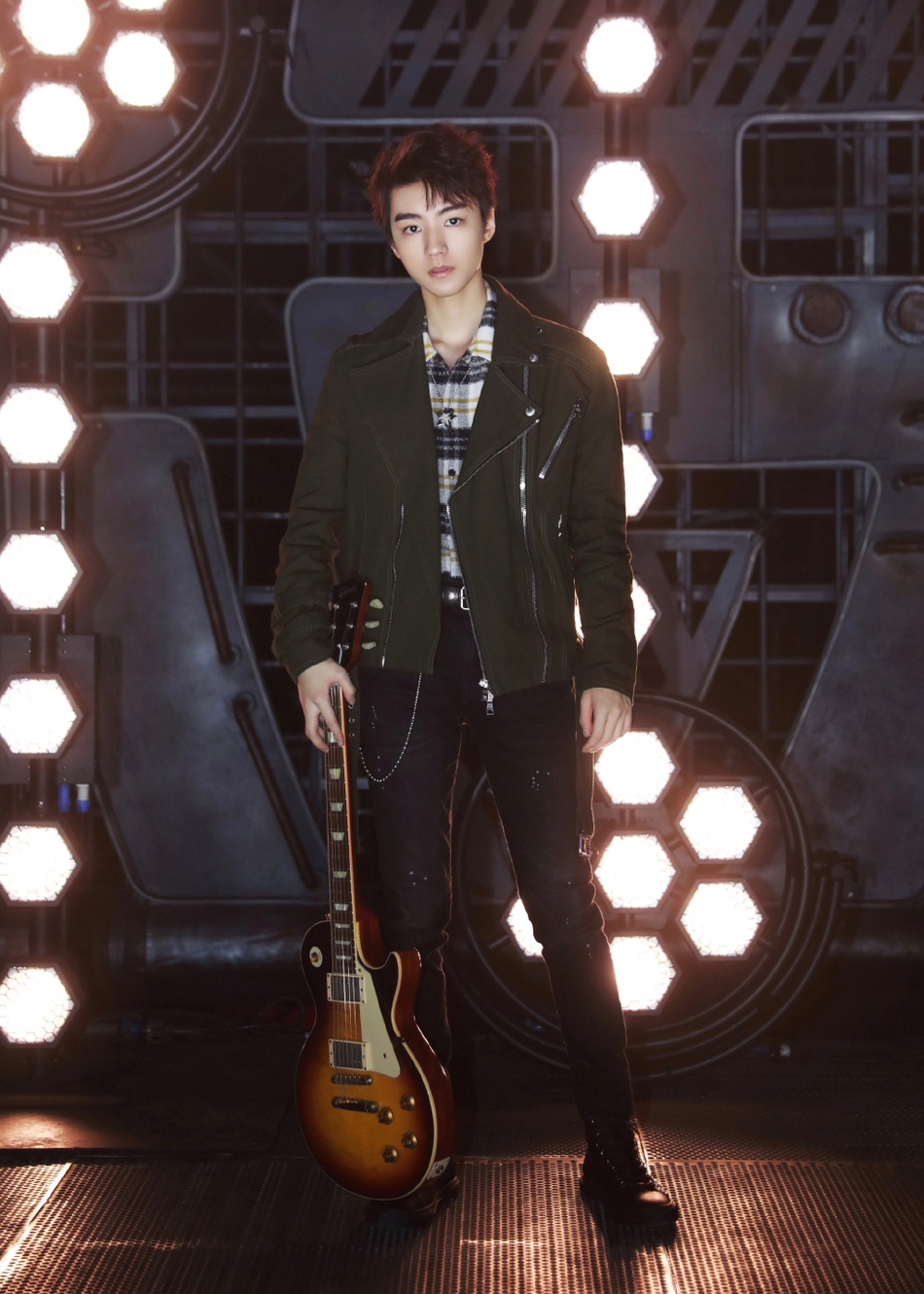 照片中,王俊凯身穿拉链图案的西服趣味十足,手拿吉他展现少年多重魅力