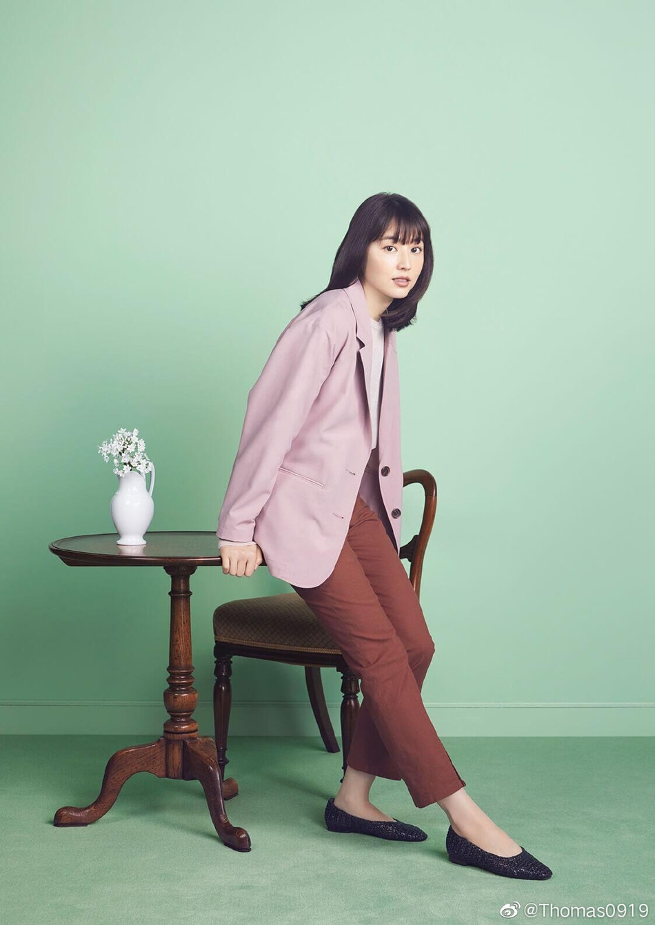 长泽雅美搭档夏帆拍广告 演绎马卡龙色复古搭配