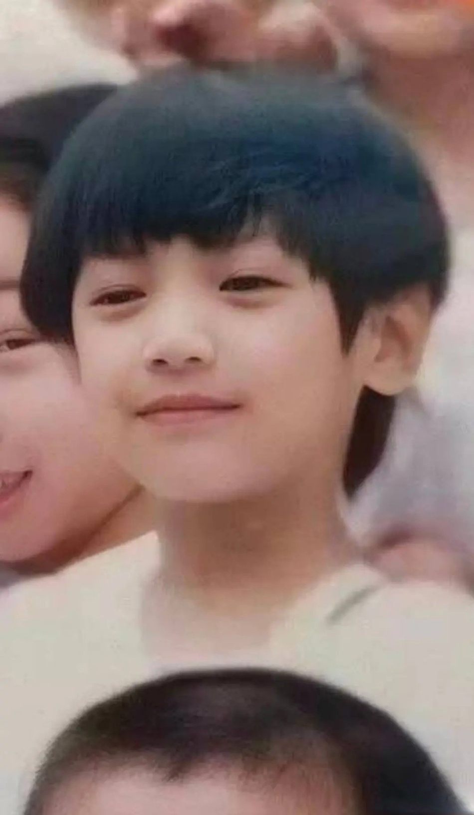 罗云熙童年照曝光 眉眼清秀被赞从小帅到大