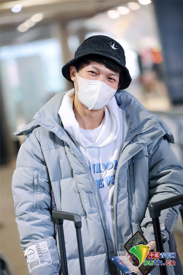 周深戴渔夫帽穿卫衣 对镜歪头卖萌少年感十足