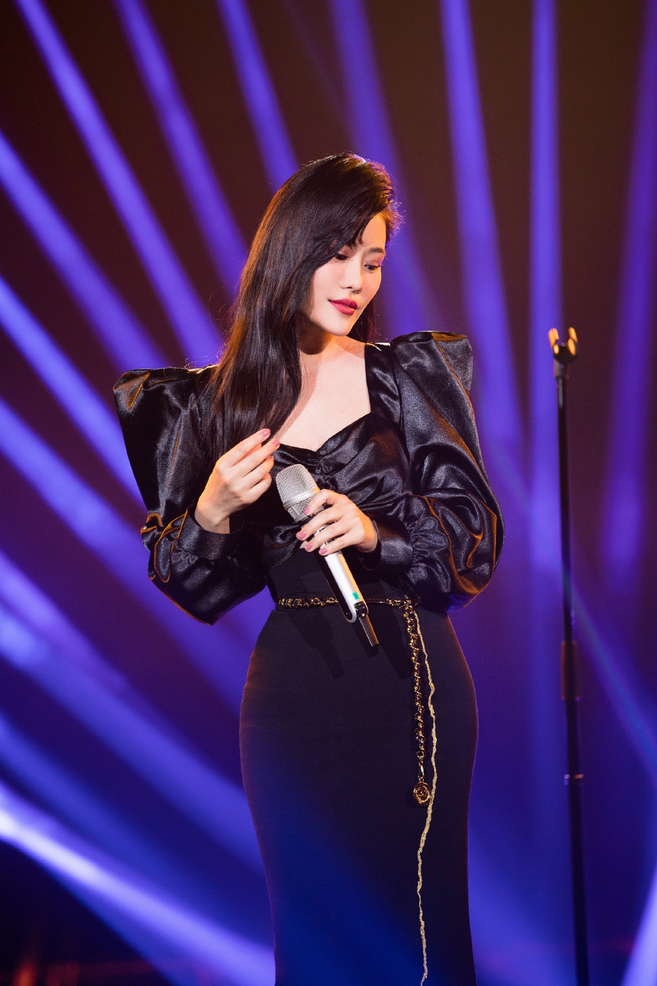 袁娅维晒复古风自拍风韵十足 盯镜头浅笑电眼迷人_娱乐频道_中国青年