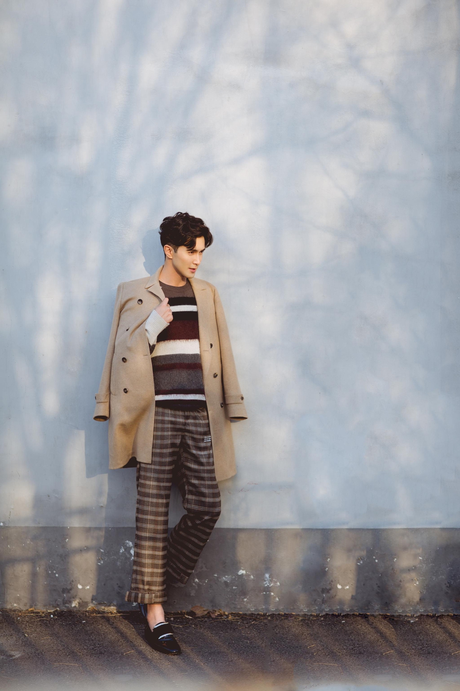 高伟光晒照大长腿迷人模特身材脚踝苏点十足