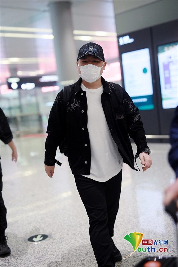 岳云鹏戴口罩遮圆圆小肉脸喜感十足 低头快步走实力求低调