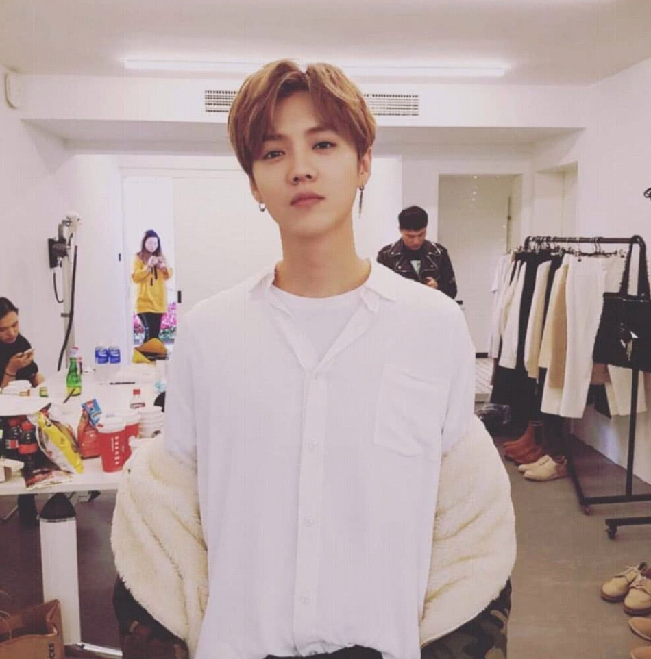 鹿晗登封演绎绅士造型 复古v领西装惹眼_娱乐频道_中国青年网