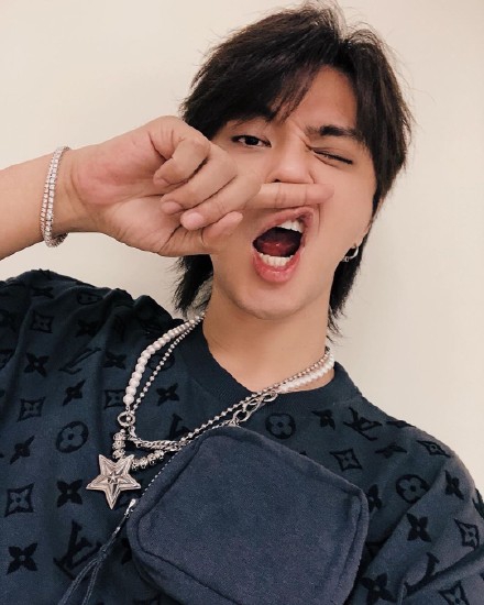 罗志祥晒与妈妈合影 齐做鬼脸画面温馨_娱乐频道_中国青年网