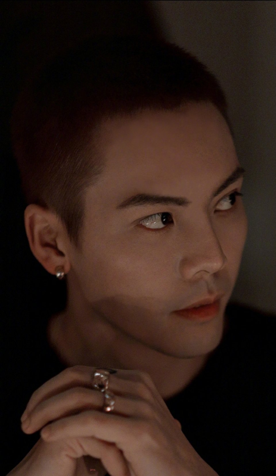 陈伟霆最新剃头照曝光 圆寸侧颜杀变身硬核型男