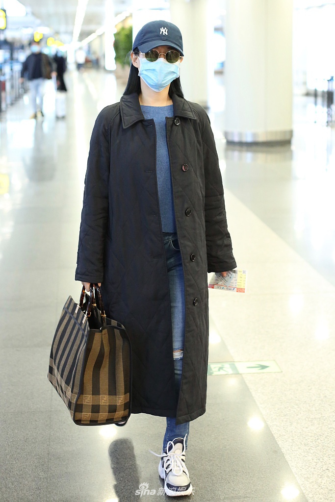 谭卓戴圆框墨镜超长外套气场在线 拎大包赶路朴素接地气