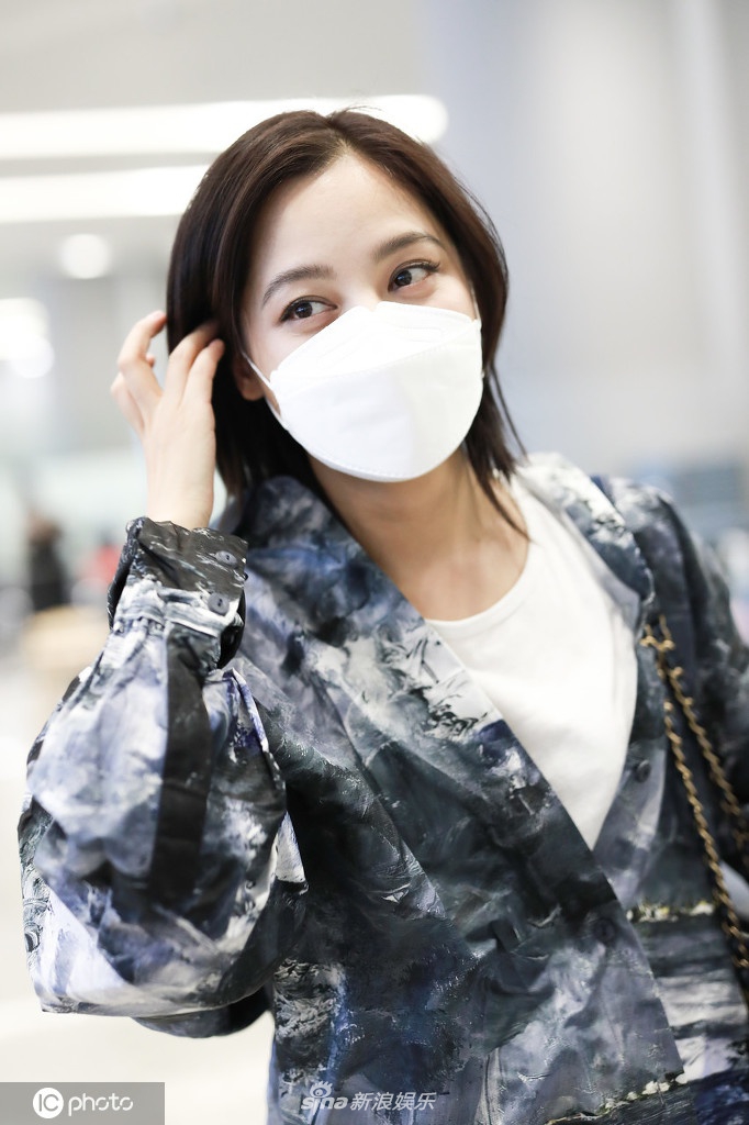 辛芷蕾素颜现身气质淡雅穿牛仔服笑意盈盈心情好