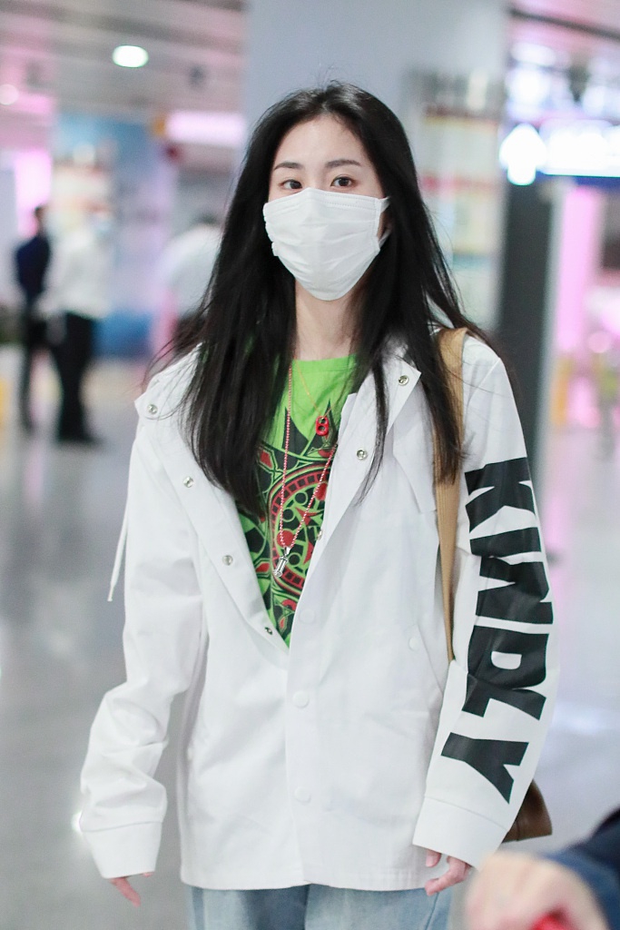 张碧晨穿运动装长发披肩小红鞋与行李箱撞色