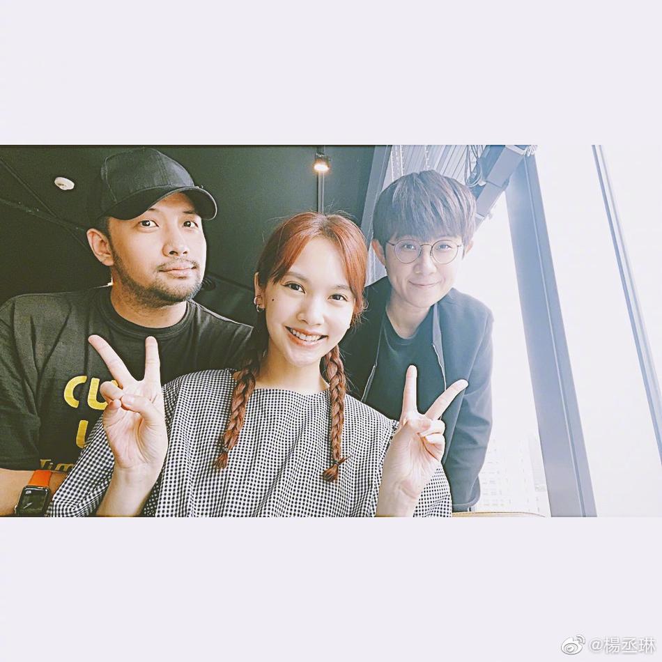 杨丞琳扎双麻花辫显活力十足和好友聚会自拍