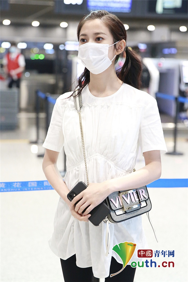 陈钰琪扎双马尾大眼灵动穿白色娃娃衣呆萌可爱