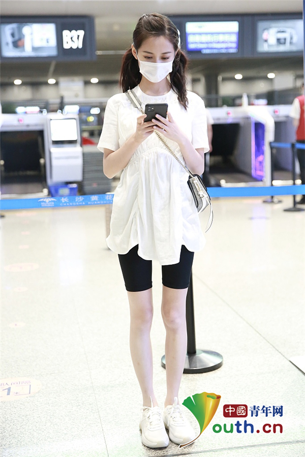 陈钰琪扎双马尾大眼灵动 穿白色娃娃衣呆萌可爱